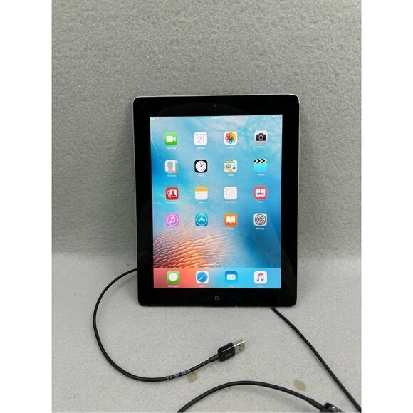 iPad 2 Early 2011 16 GB -works great - Picture 1 of 9